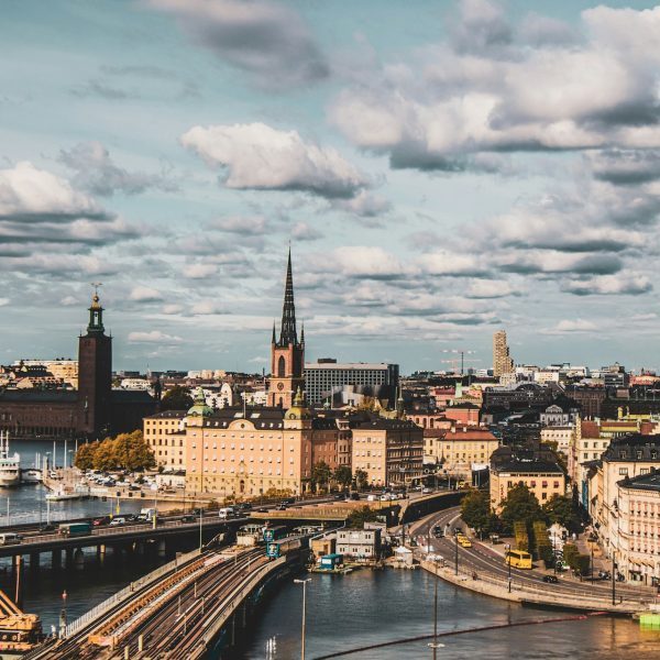 en glad kvinna och kund till revisi revision & rådgivnings revisionsbyrå och revisor i stockholm scrollar på ipad